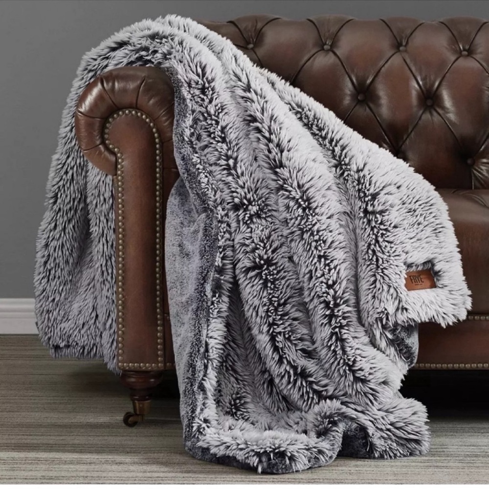 🎉LAST PIECE🎉Frye Arctic Luxe Faux Fur Throw Blanket